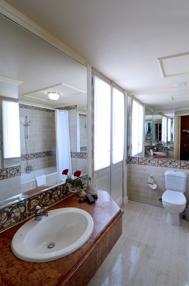 PARADISE INN WINDSOR PALACE photo 1