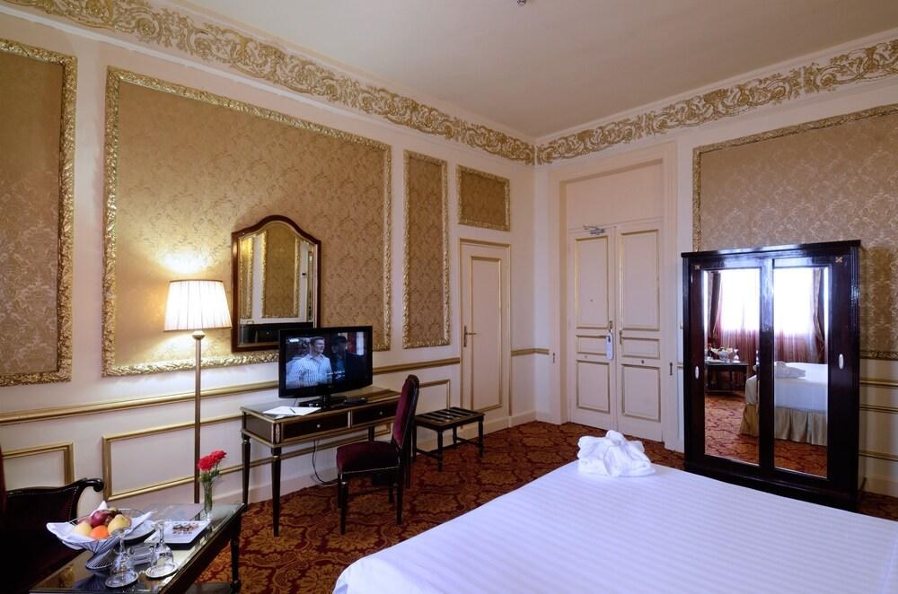 PARADISE INN WINDSOR PALACE photo 2