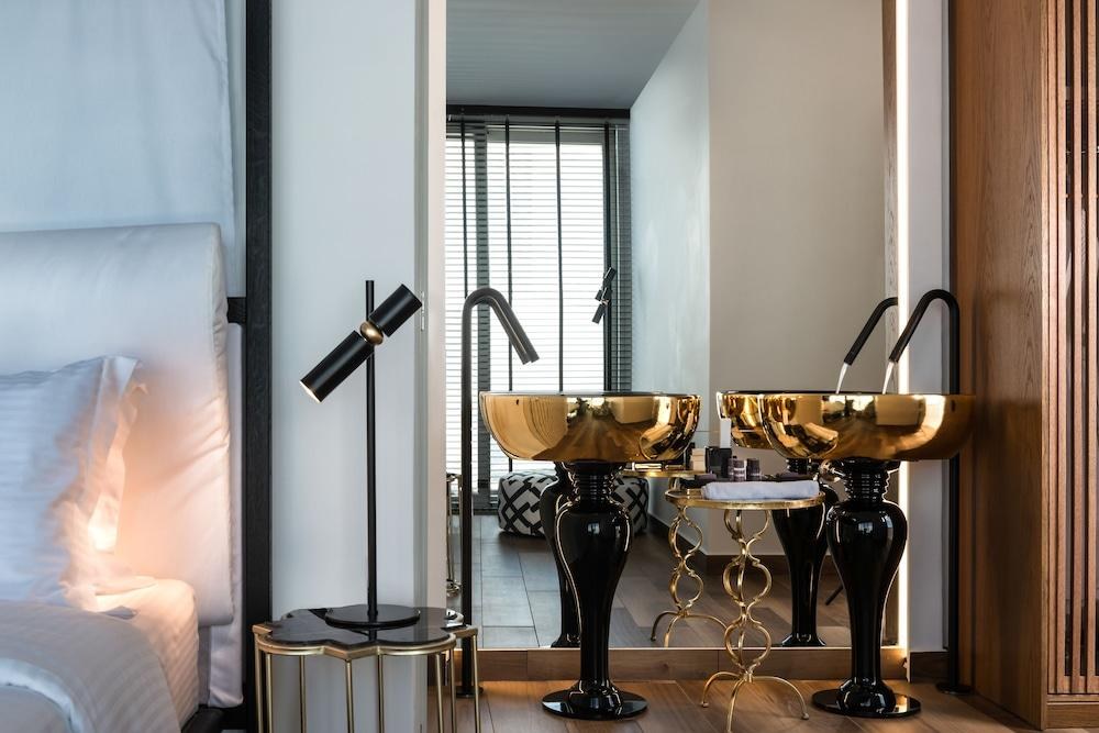 NEFELES LUXURY SUITES photo 2