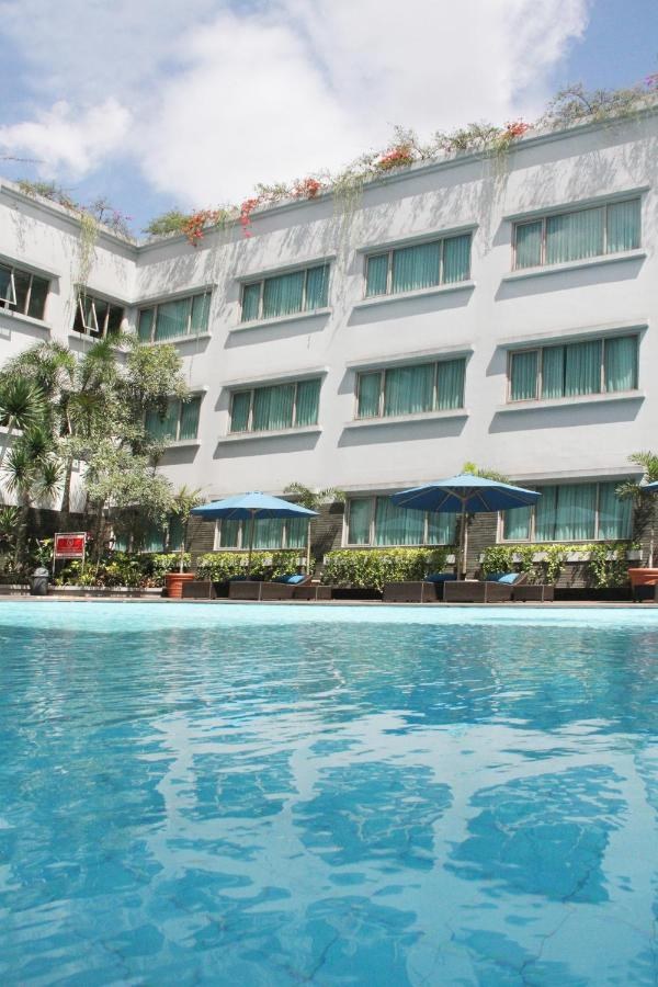 ASTON TROPICANA photo 3