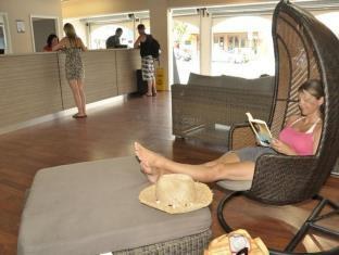Nomads Airlie Beach Hotel photo 2