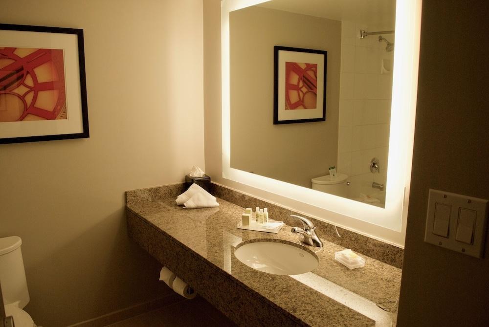 HOLIDAY INN VANCOUVER AIRPORT- RICHMOND photo 2