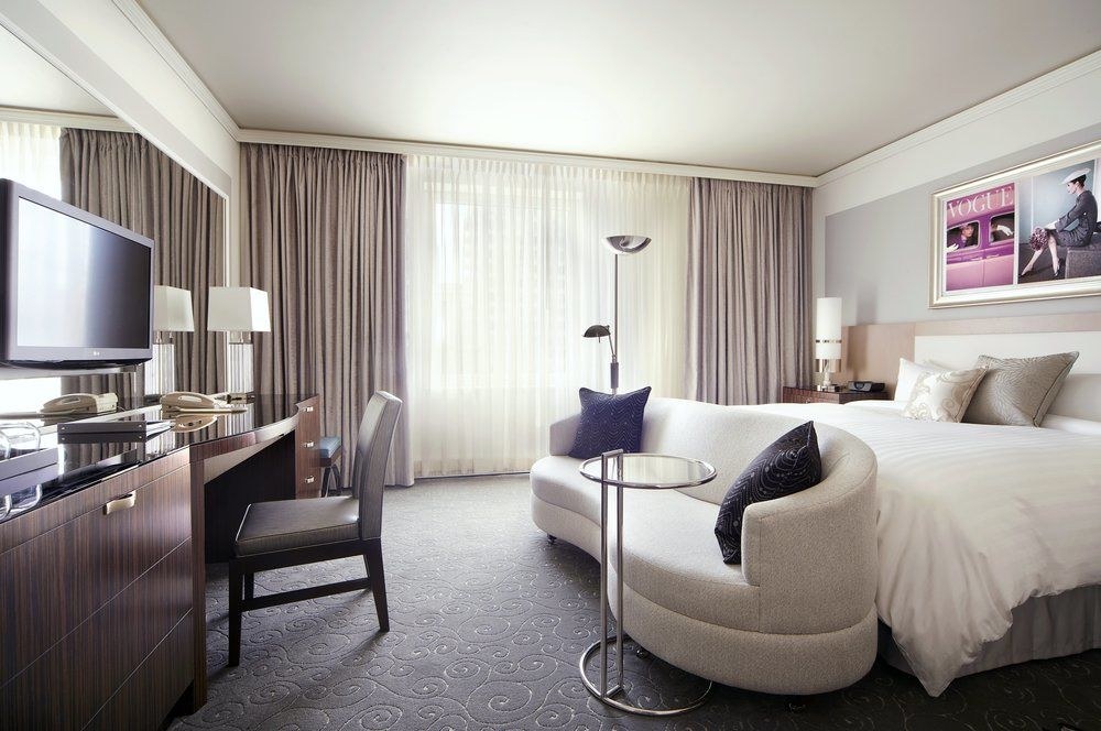 Vogue Hotel Montreal Downtown, Curio Collection by Hilton photo 1