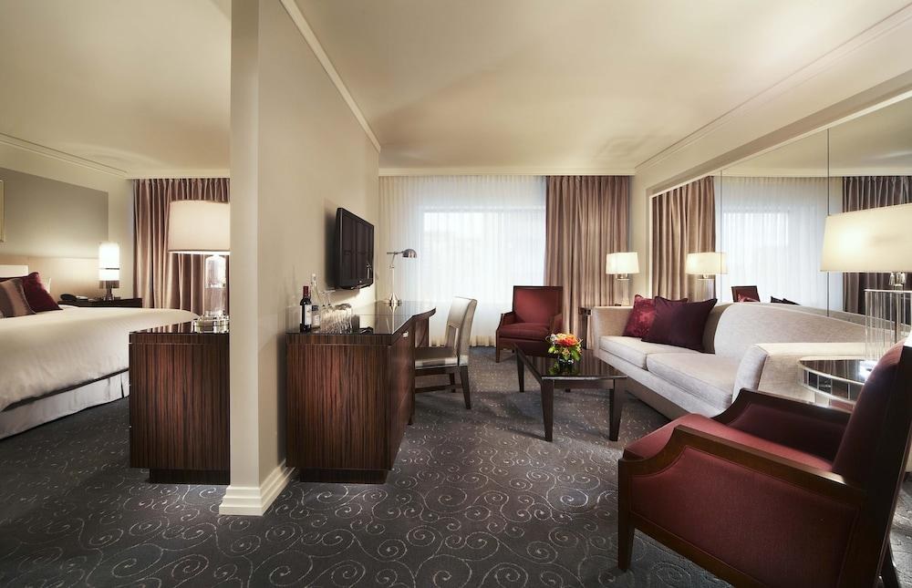 Vogue Hotel Montreal Downtown, Curio Collection by Hilton photo 2
