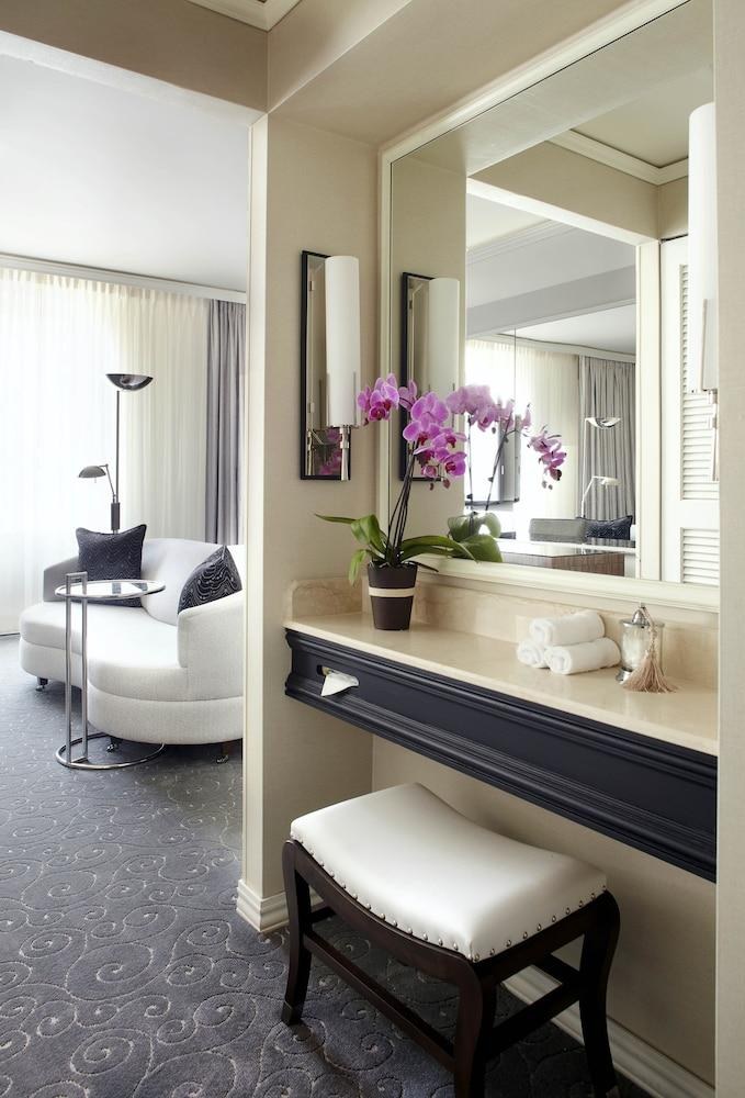 Vogue Hotel Montreal Downtown, Curio Collection by Hilton photo 4