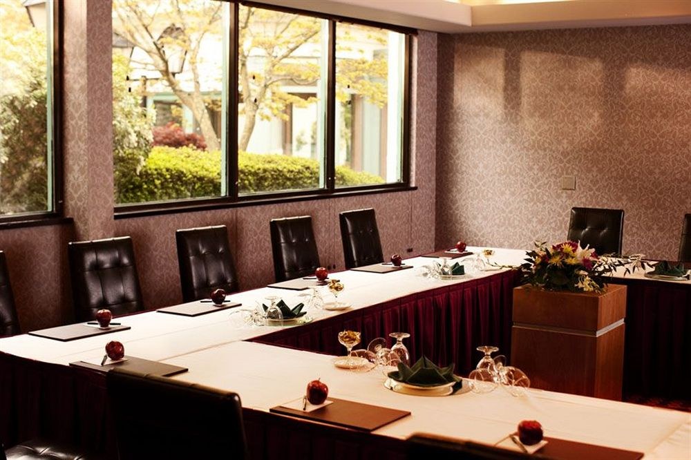 EXECUTIVE AIRPORT PLAZA HOTEL