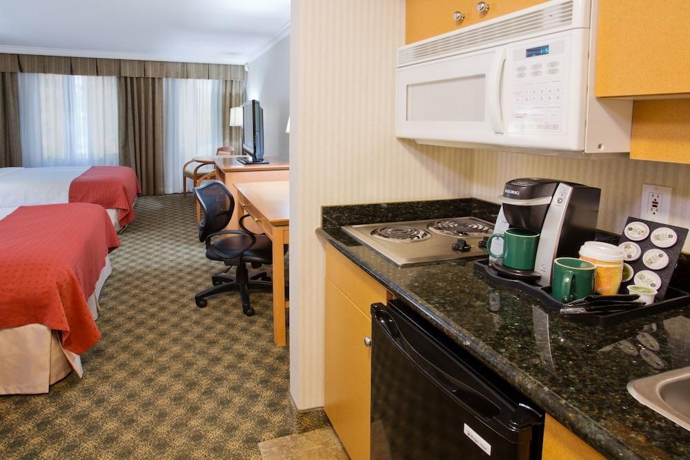 HOLIDAY INN & SUITES NORTH VAN photo 2