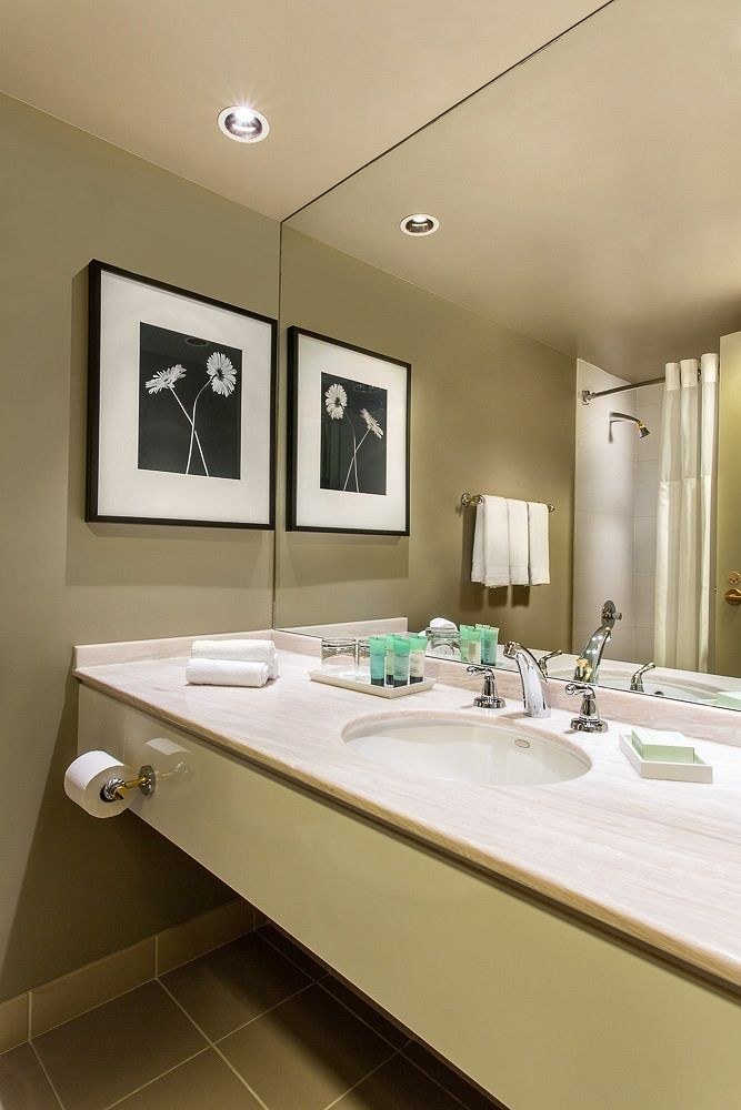 AUBERGE VANCOUVER HOTEL photo 1
