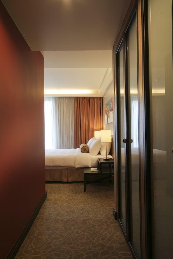 THE BELLEVUE photo 3