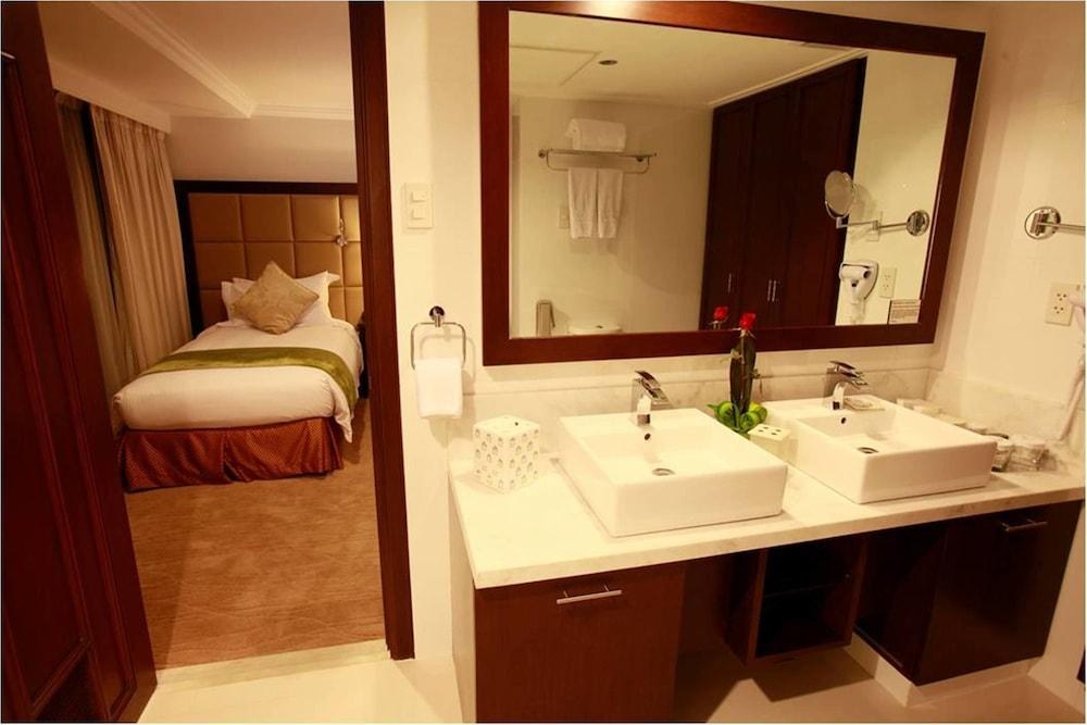 DISCOVERY SUITES MANILA photo 4
