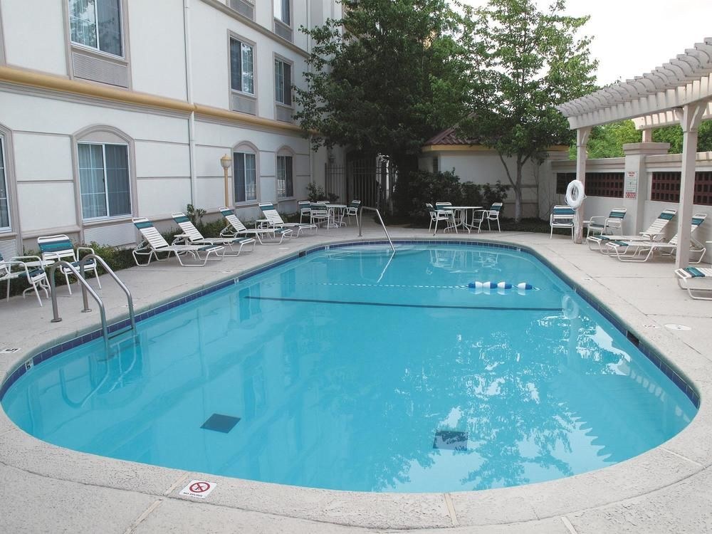 La Quinta Inn & Suites by Wyndham St. Louis Westport photo 1