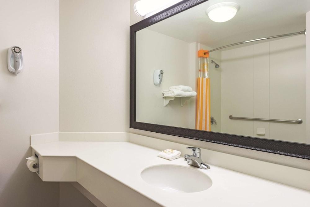 La Quinta Inn & Suites by Wyndham St. Louis Westport photo 2