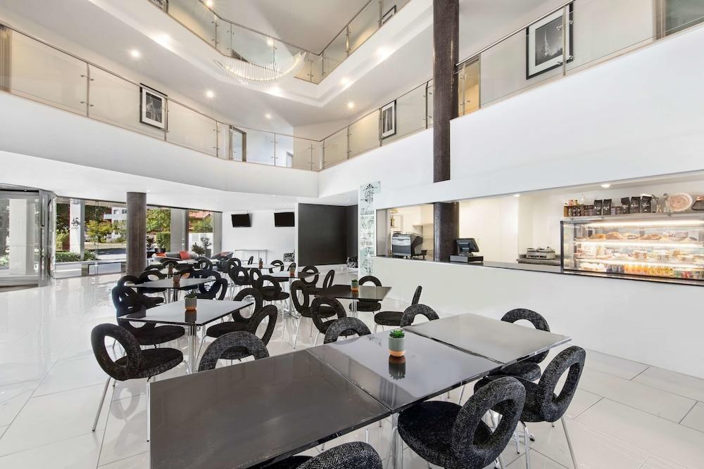 ADINA SERVICED APARTMENTS CANB photo 2