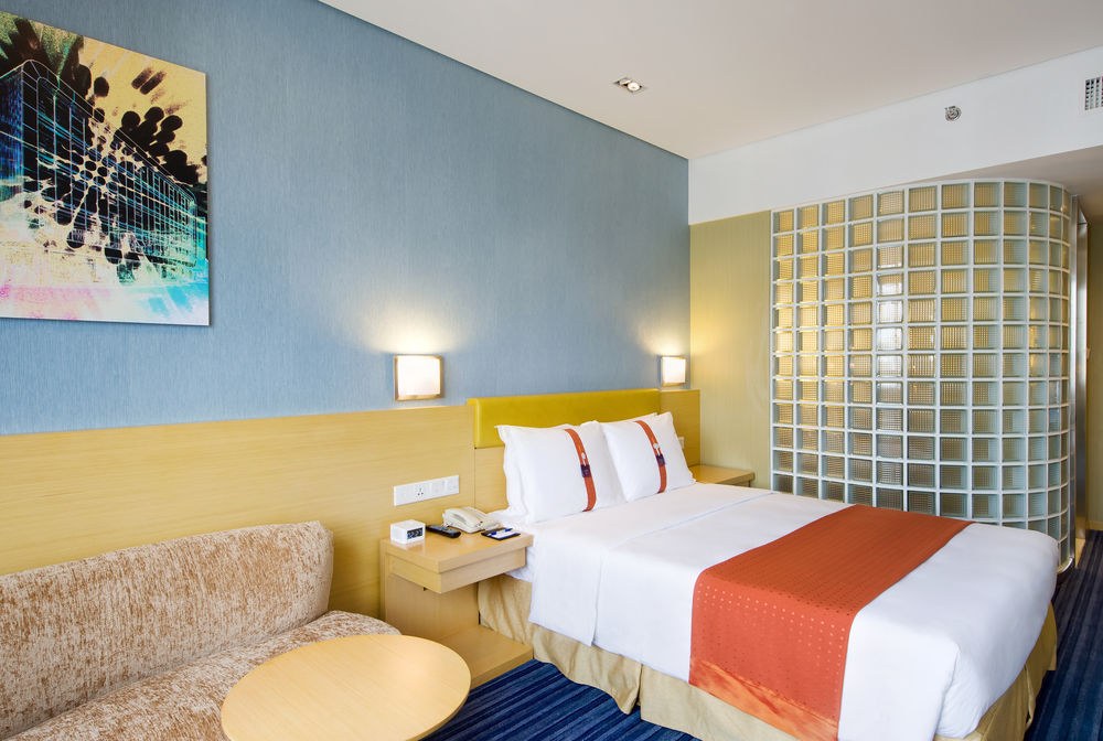 HOLIDAY INN EXPRESS AIRPORT photo 1