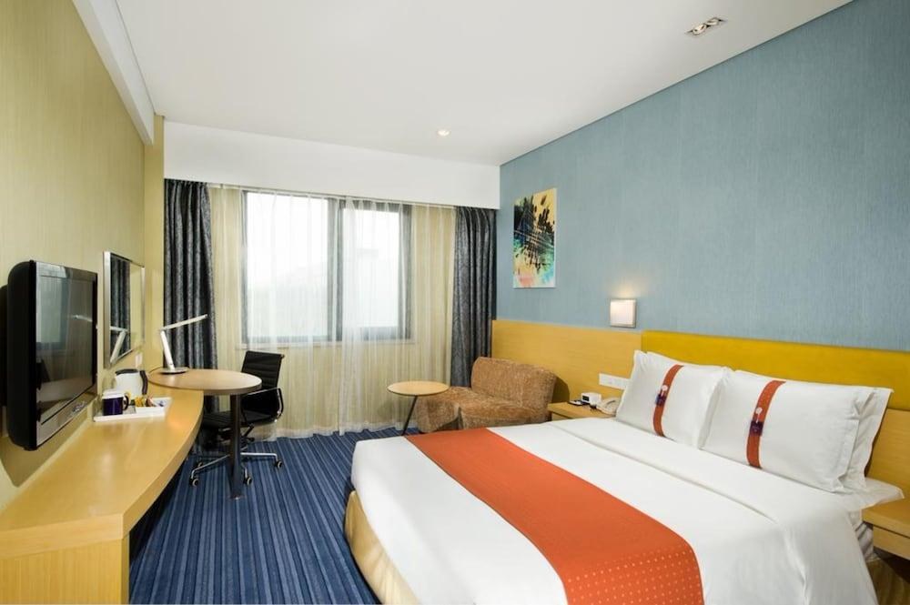 HOLIDAY INN EXPRESS AIRPORT photo 2