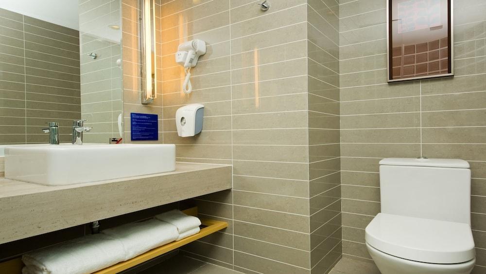 HOLIDAY INN EXPRESS AIRPORT photo 3