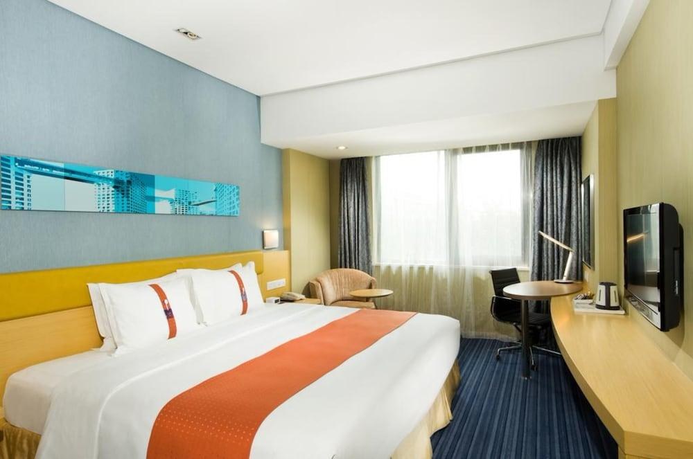 HOLIDAY INN EXPRESS AIRPORT photo 4