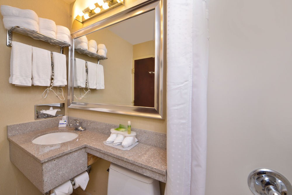 HOLIDAY INN EXPRESS KENNEDY AIRPORT photo 1
