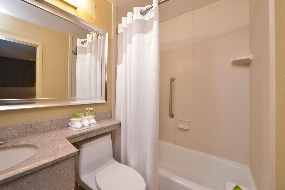 HOLIDAY INN EXPRESS KENNEDY AIRPORT photo 2