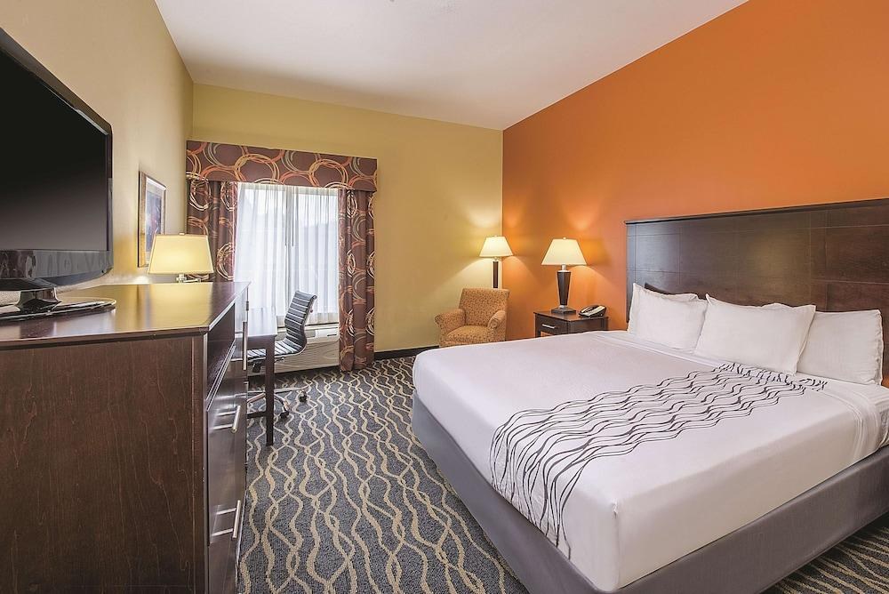 LA QUINTA INN & SUITES TULSA AIRPORT / EXPO SQUARE photo 2