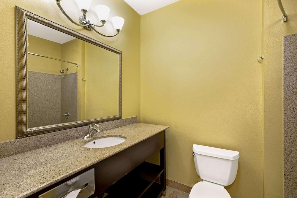 LA QUINTA INN & SUITES TULSA AIRPORT / EXPO SQUARE photo 4