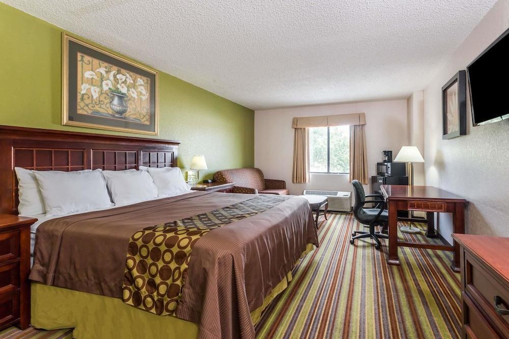 Days Inn by Wyndham Sarasota I-75 photo 2