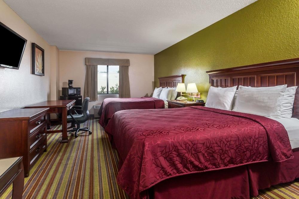 Days Inn by Wyndham Sarasota I-75 photo 3