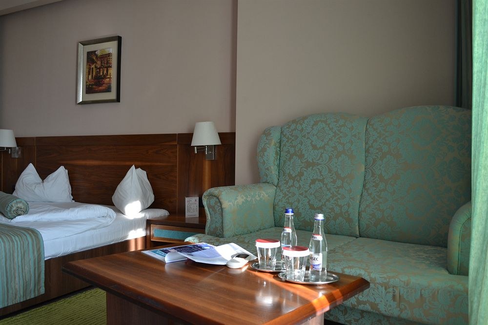 PHOENICIA EXPRESS photo 1