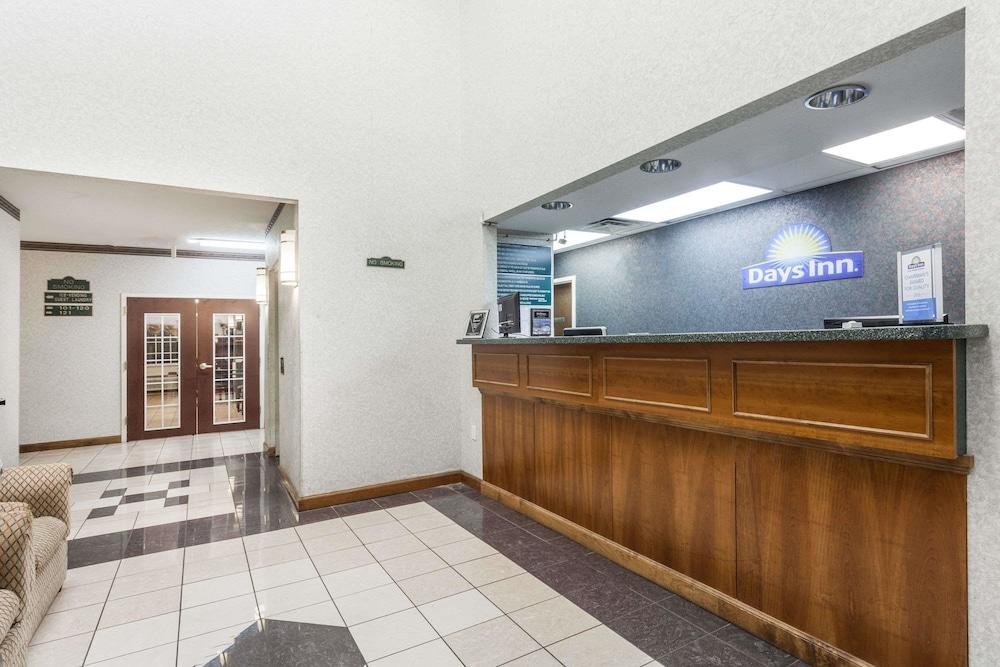 DAYS INN & SUITES HUNTSVILLE