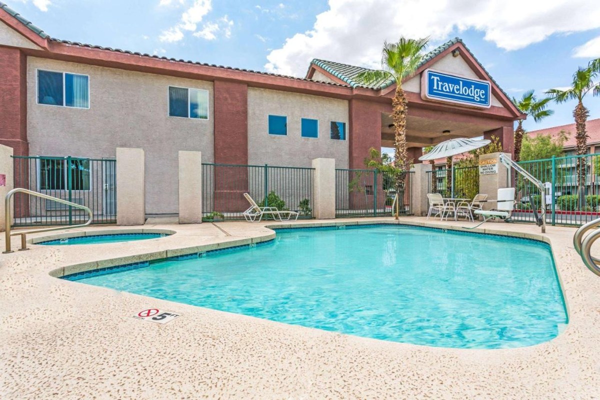 Days Inn by Wyndham Phoenix West photo 1