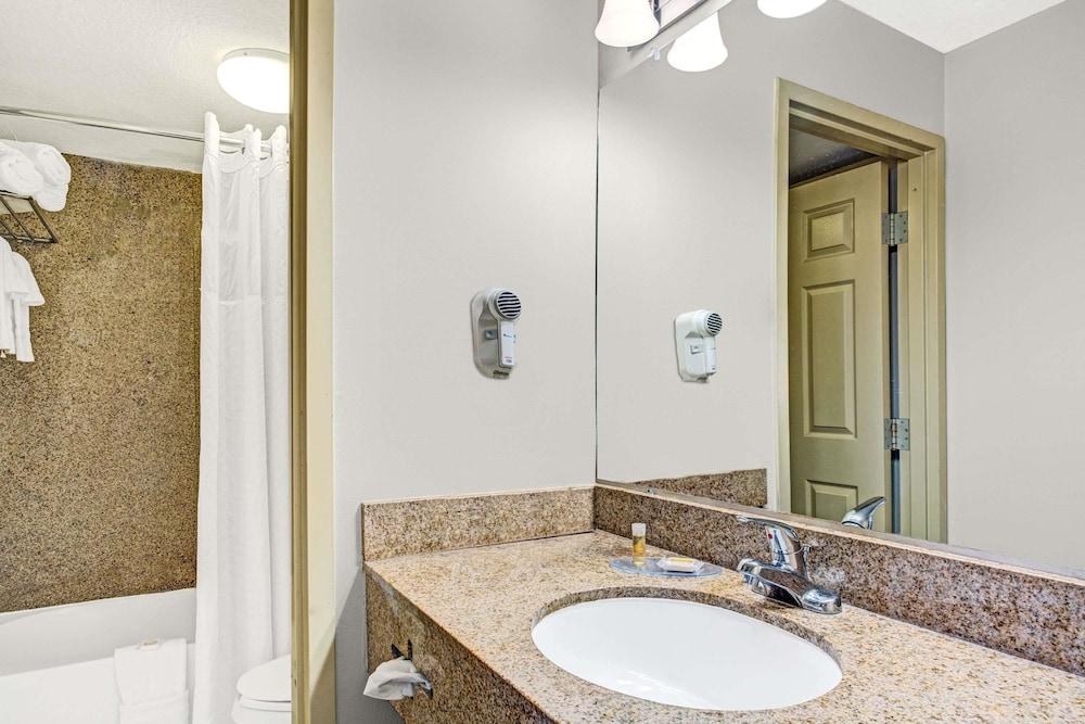 Baymont by Wyndham Orlando North Millenia  photo 4