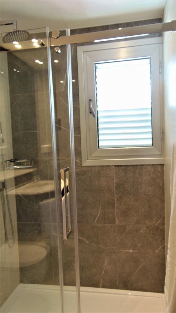 ALMOND BUSINESS SUITES photo 3