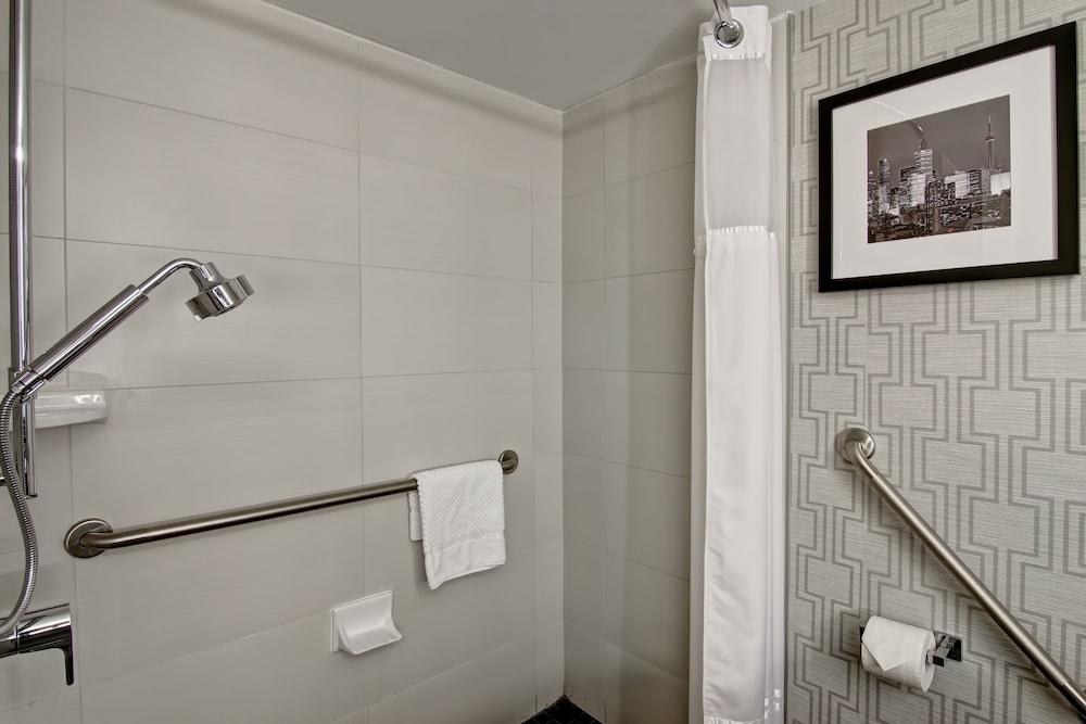 DoubleTree by Hilton Toronto Downtown photo 2