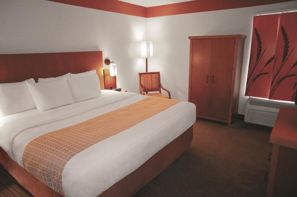 La Quinta Inn & Suites by Wyndham Charlotte Airport North photo 1