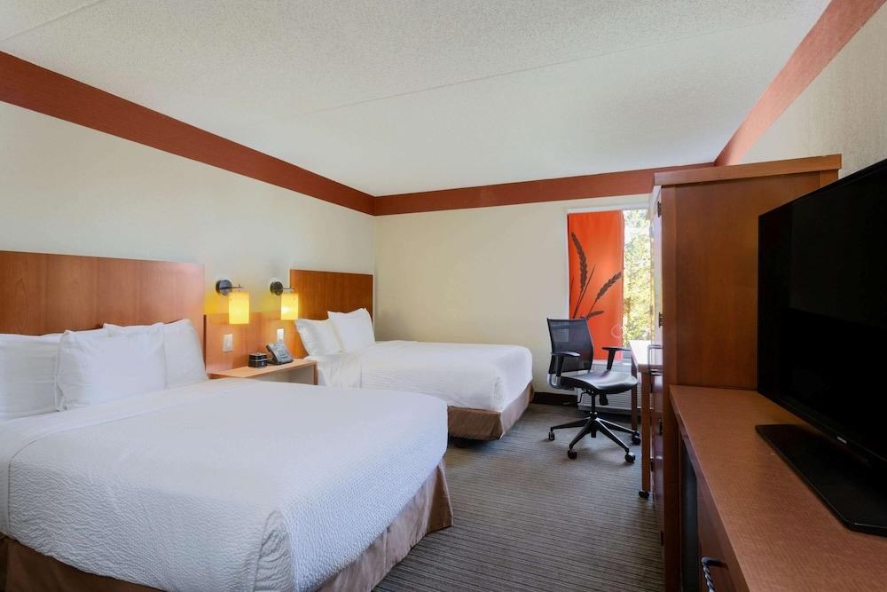 La Quinta Inn & Suites by Wyndham Charlotte Airport North photo 2