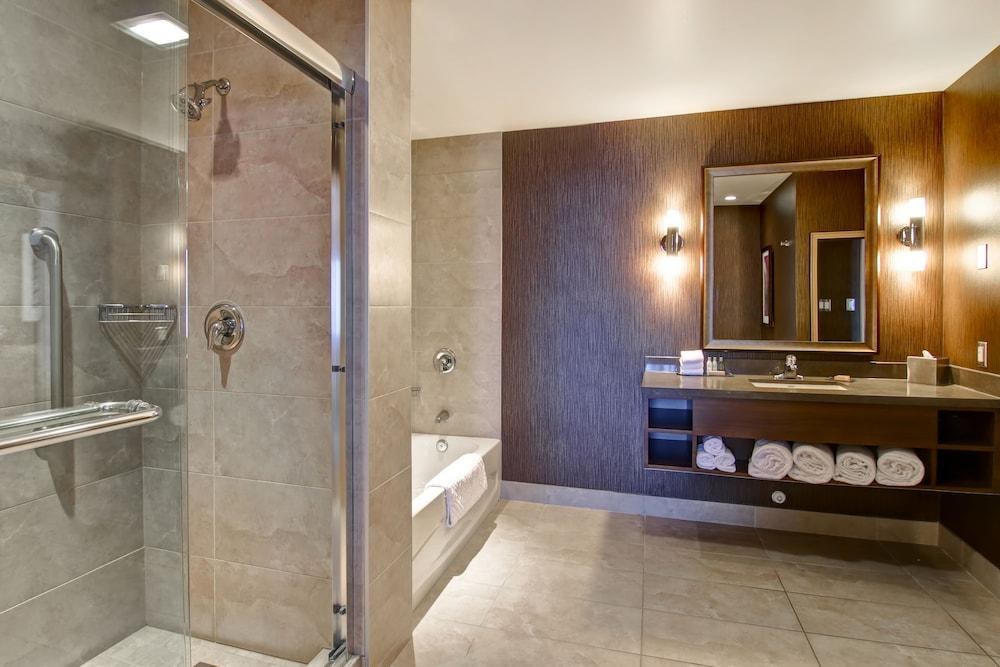 DoubleTree by Hilton West Edmonton photo 3