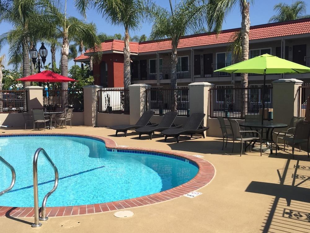 DAYS INN & SUITES ANAHEIM AT DISNEYLAND PARK photo 2