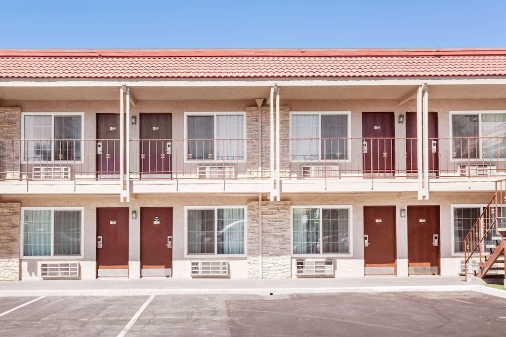 DAYS INN & SUITES ANAHEIM AT DISNEYLAND PARK photo 3