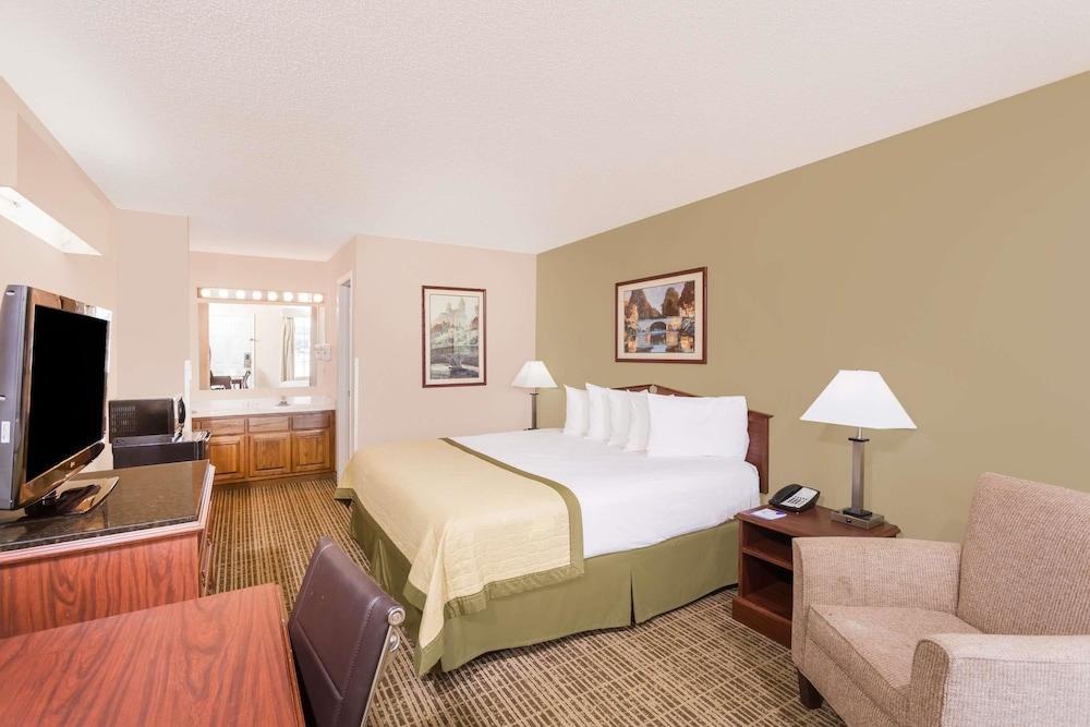BAYMONT INN & SUITES ALBANY AT ALBANY MALL photo 2
