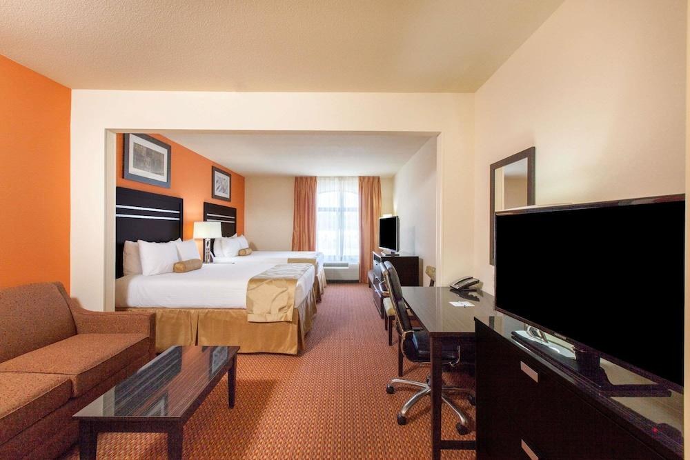 La Quinta Inn & Suites by Wyndham Tulsa Midtown photo 2