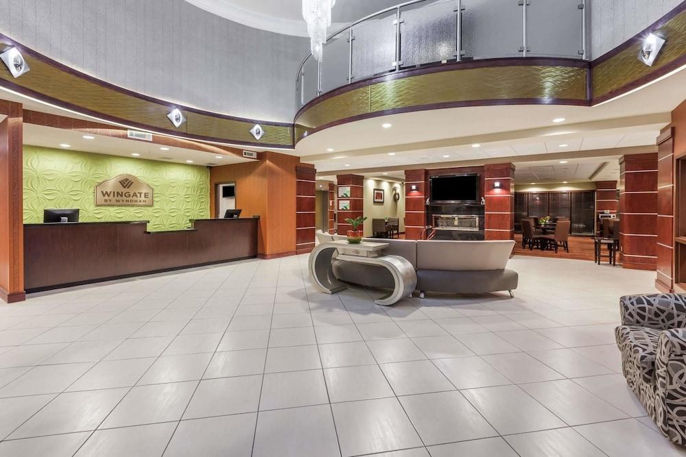 La Quinta Inn & Suites by Wyndham Tulsa Midtown photo 4