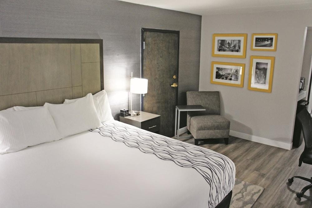 La Quinta Inn & Suites by Wyndham Raleigh Downtown North photo 2