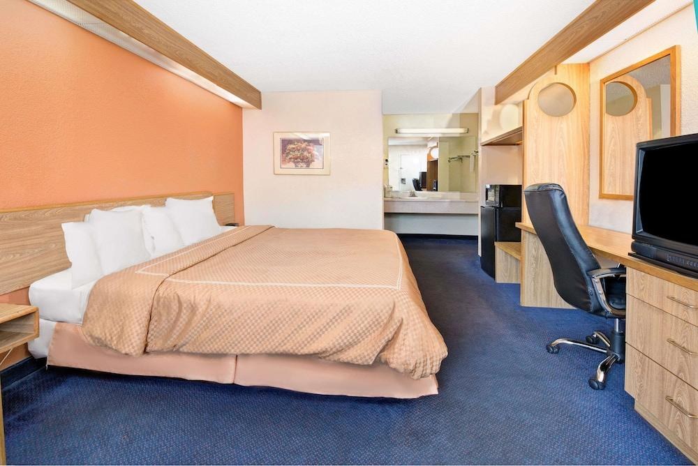 DAYS INN BY WYNDHAM CHARLOTTE NORTHLAKE photo 2
