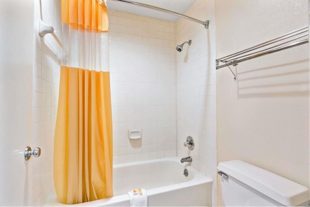 DAYS INN BY WYNDHAM CHARLOTTE NORTHLAKE photo 4