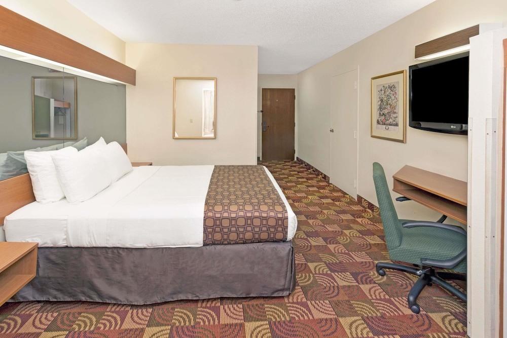 MICROTEL INN & SUITES BY WYNDHAM DENVER photo 2