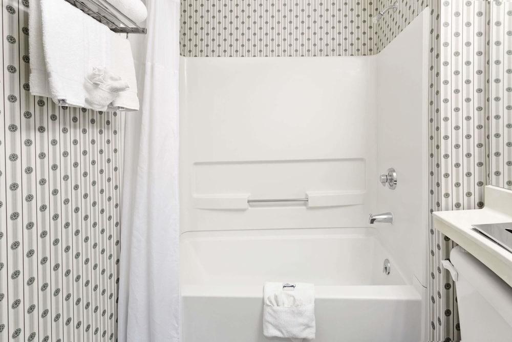 MICROTEL INN & SUITES BY WYNDHAM DENVER photo 4