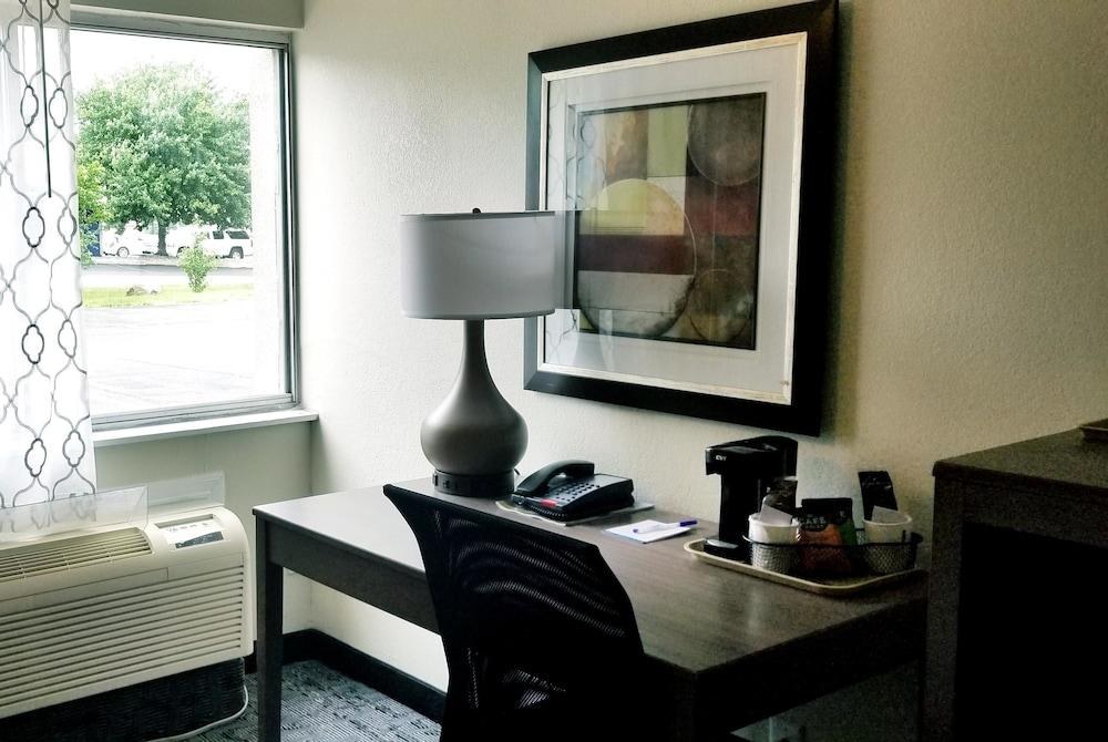 BAYMONT INN & SUITES DES MOINES NORTH photo 2