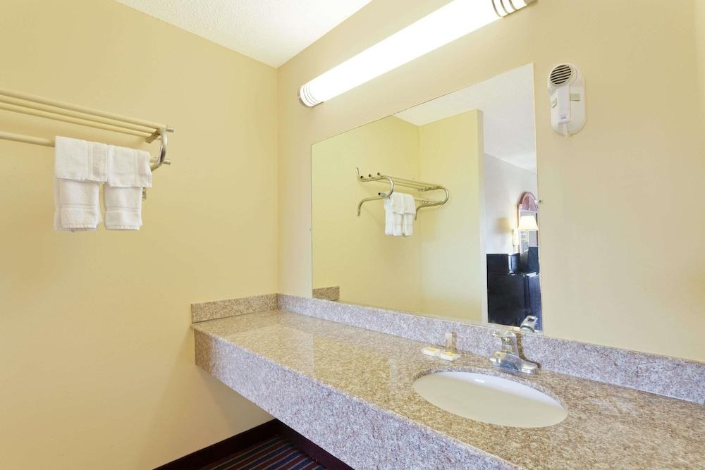 DAYS INN DOWNTOWN-NASHVILLE WEST TRINITY LANE photo 4