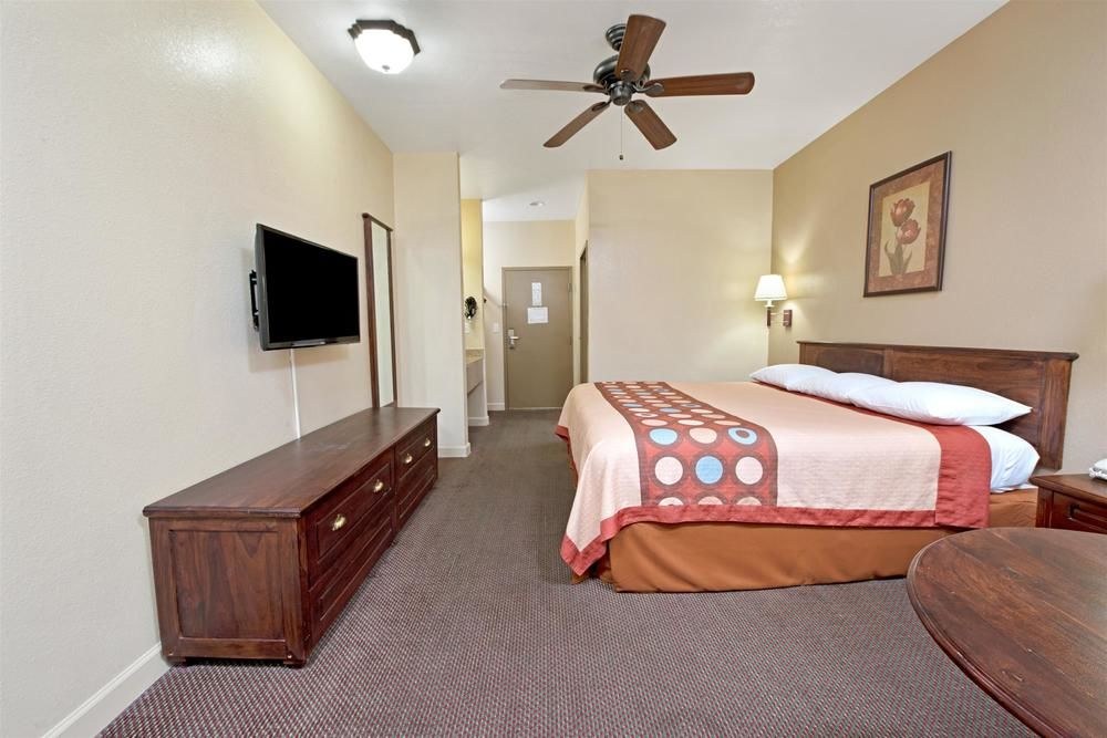 Super 8 by Wyndham St. Louis Airport