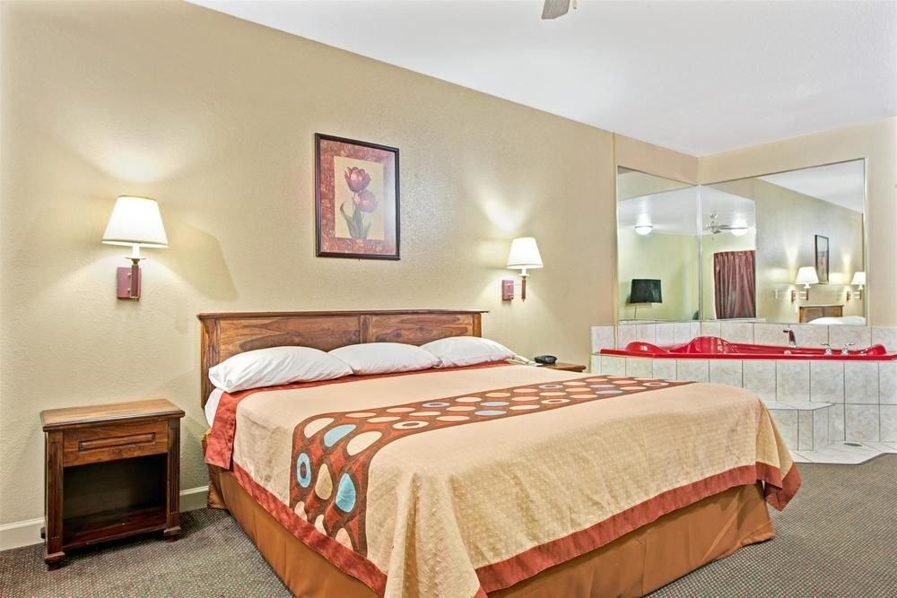 Super 8 by Wyndham St. Louis Airport photo 1
